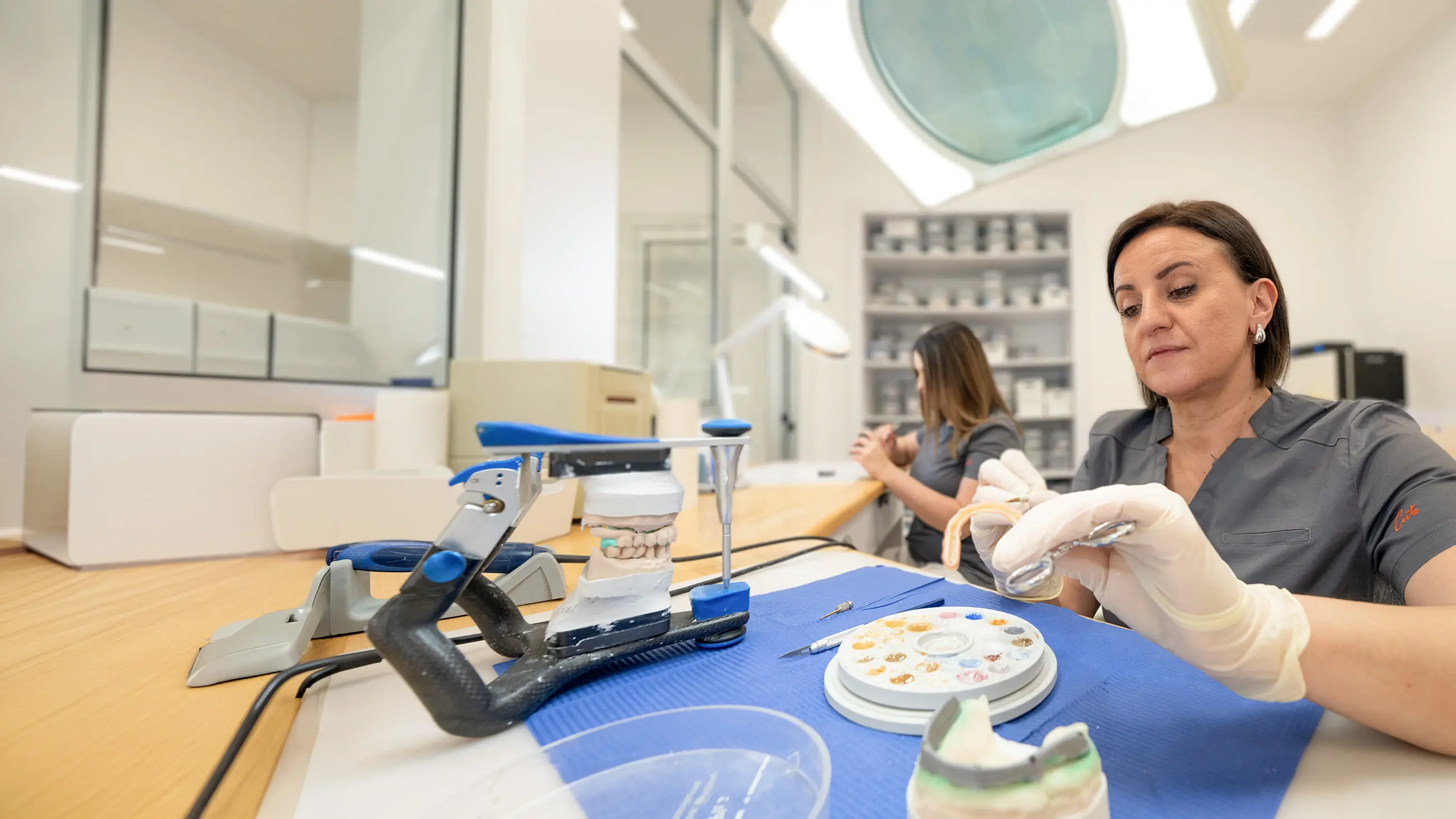 Odontotecnica DentVitalis al lavoro nel laboratorio della clinica di Rijeka