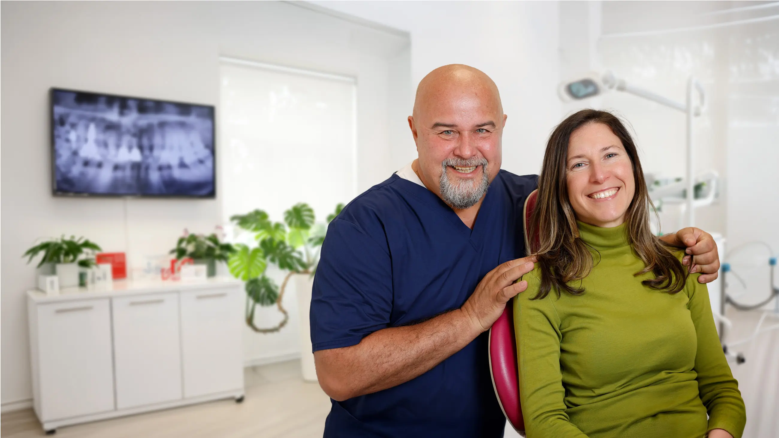 Paziente soddisfatta con dentista DentVitalis dopo lo sbiancamento dei denti