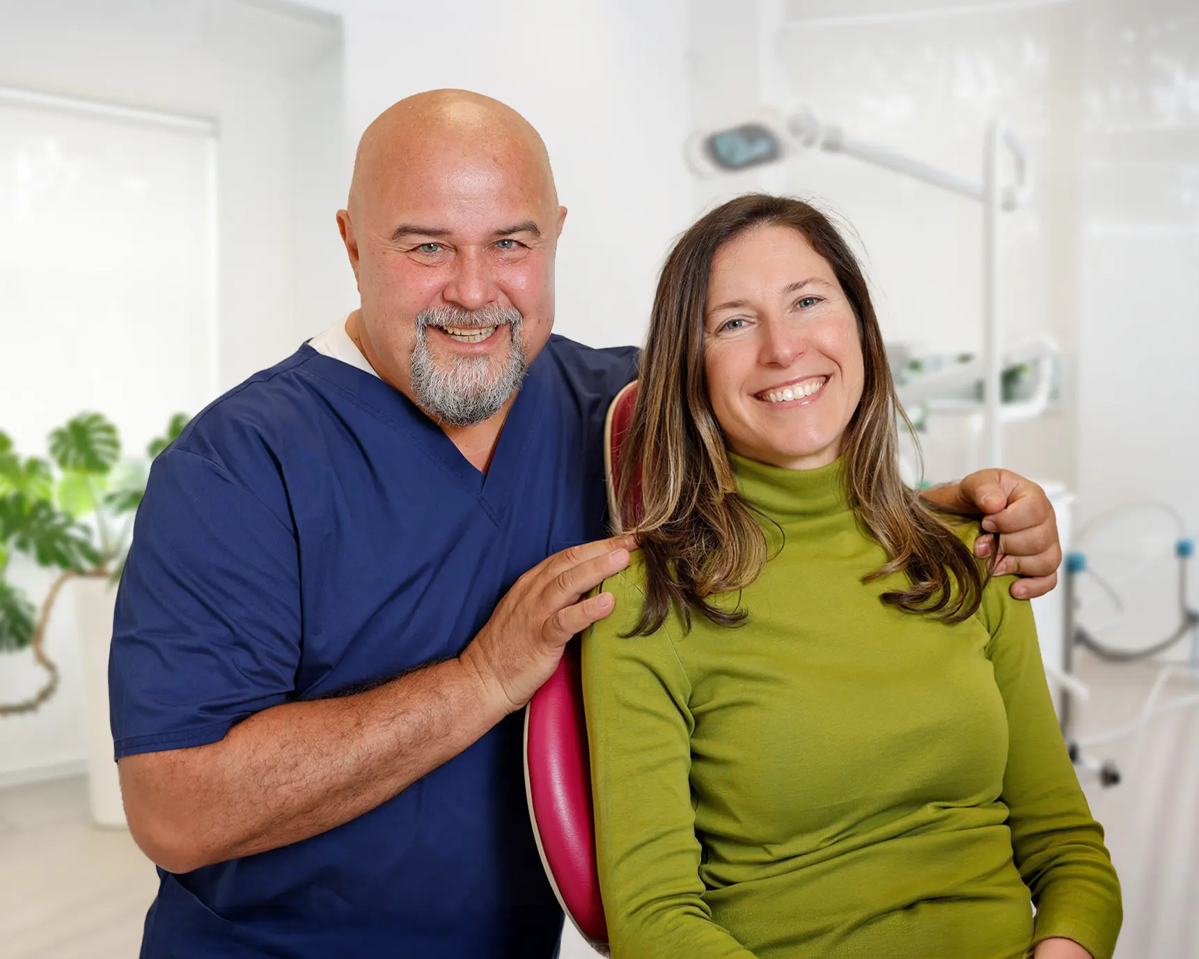 Paziente soddisfatta con dentista DentVitalis dopo lo sbiancamento dei denti